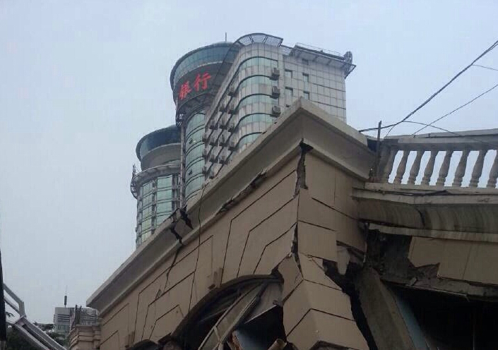 湖北一待拆大樓突然垮塌，萬向重物移動器進行大量搬運作業(yè)
